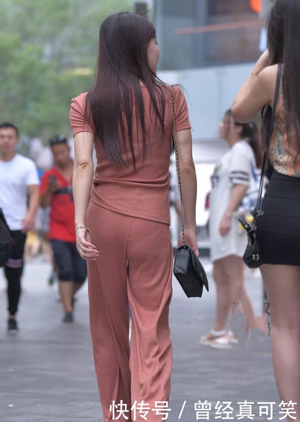 街拍美女:小姐姐最显气质的阔腿裤套装,人人可驾驭!