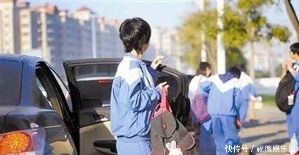 专家指责家长：“接送潮”会毁了孩子，家长霸气回怼，太解气了！