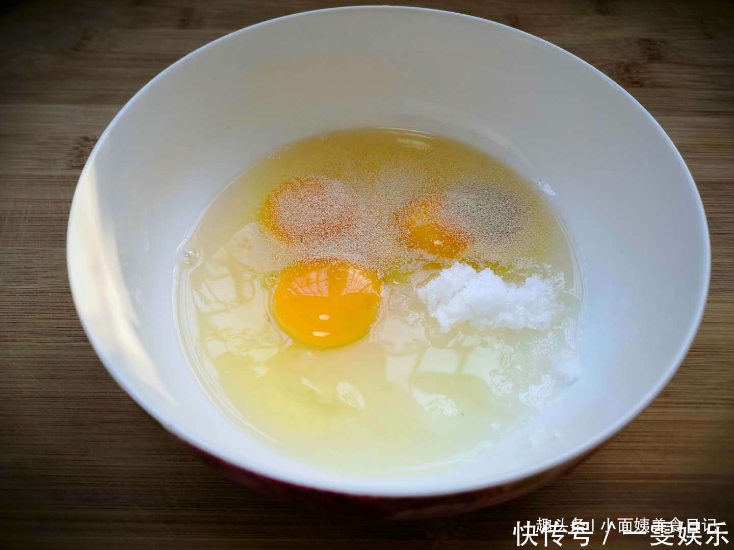 最近面包这个做法火了,家里烤箱都用不上,金黄香甜,松软又拉丝