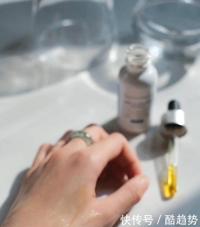 面部ps？有了它，痘印花脸都救活了，保湿度更无可挑剔