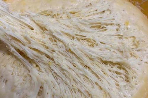 家常版炸油条的做法，掌握小技巧，个个蓬松酥脆，放凉了也不会硬