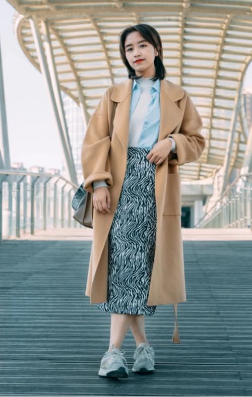 大衣＋半身裙，过年就这么穿，好看极了