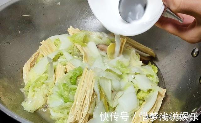 解馋|1个白菜，2根腐竹，教你最好吃的做法，比大鱼大肉都香，真解馋