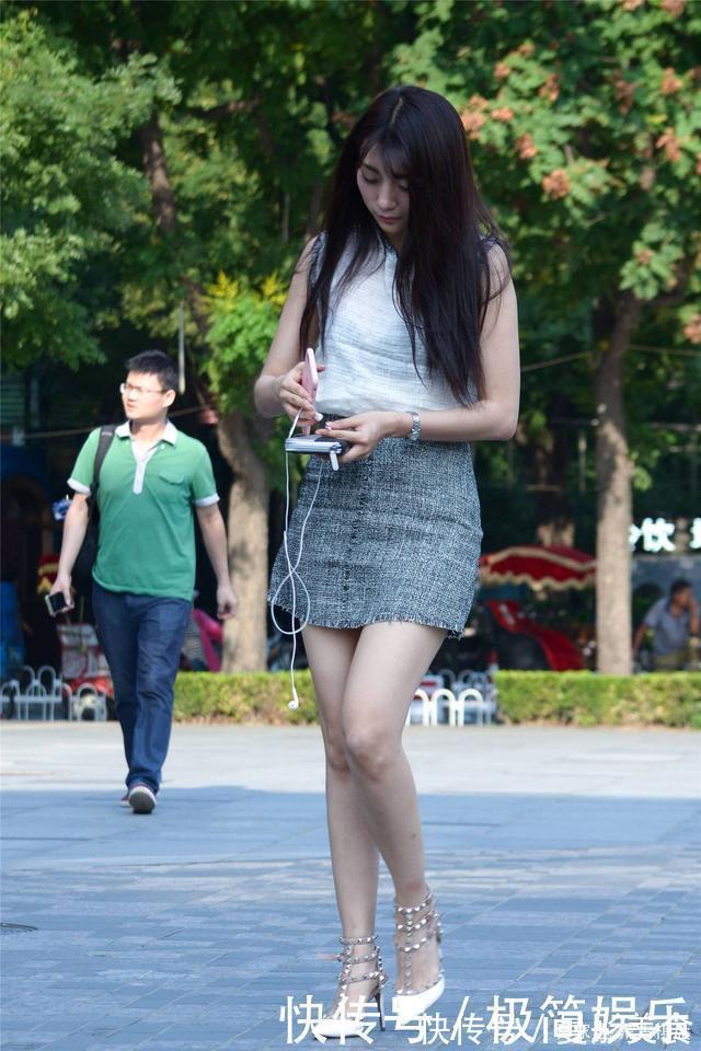 穿搭 灰色高腰短裙,搭配白色尖头细跟铆钉凉鞋,30岁要穿出个性