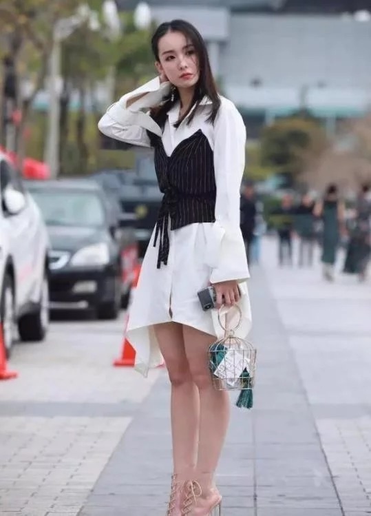 街拍:美女身穿白色抹胸上衣,身材高挑,一双大长腿吸睛无数