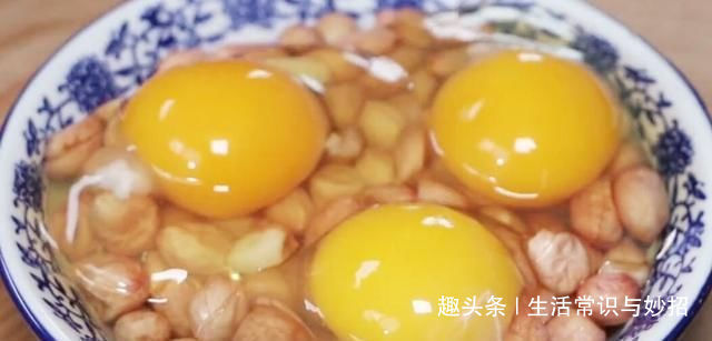 花生米别再油炸了，加3个鸡蛋，出锅比吃肉还香，做一大盘不够吃