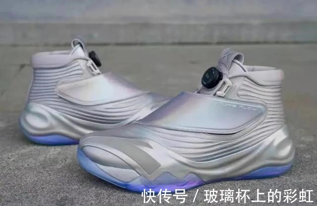安踏 安踏签约拉文疑似签名鞋曝光,前后分掌鞋面袜套,扣篮王起飞!