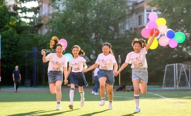 创意|恰同学少年！沪16区幼儿园、中小学创意毕业照来了