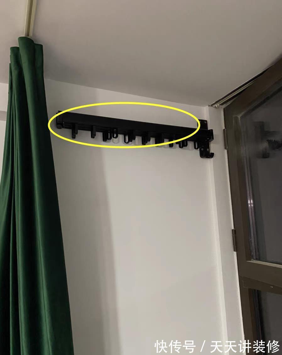 衣服|邻居太贪心,只有一个阳台,他装折叠晾衣架,一边晾晒一边改书房