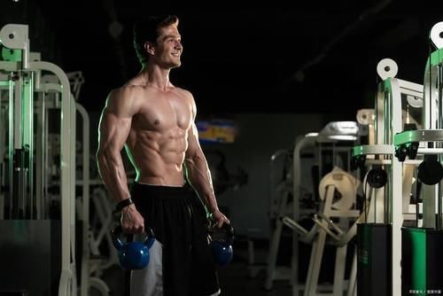 肌肉男|健身理论泛滥,该听谁的?随机选动作坚持练,能不能练出好身材?