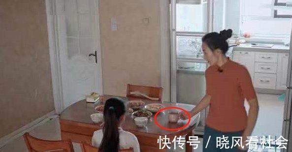 钟懿莲|变形计最虚伪的城市妈妈表面温柔,却被桌子上的水出卖,太真实