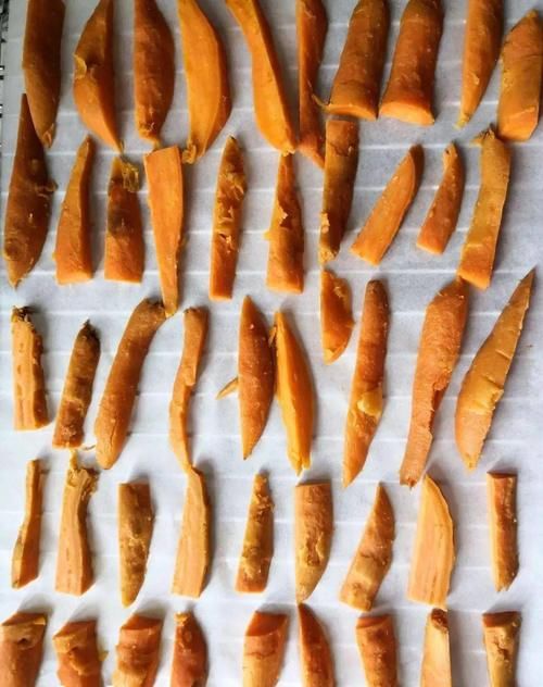 不油炸，热的时候红薯片是软的，简单几步，又酥又脆