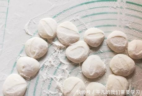 拌饺子馅时，别只会放葱姜，多加这2样，猪肉馅鲜嫩多汁还不腻