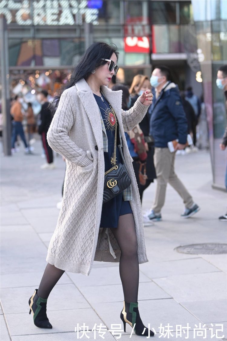 款式|街拍:冬天搭配黑色的丝袜, 薄厚的款式不同, 会展现出不一样的时尚感觉