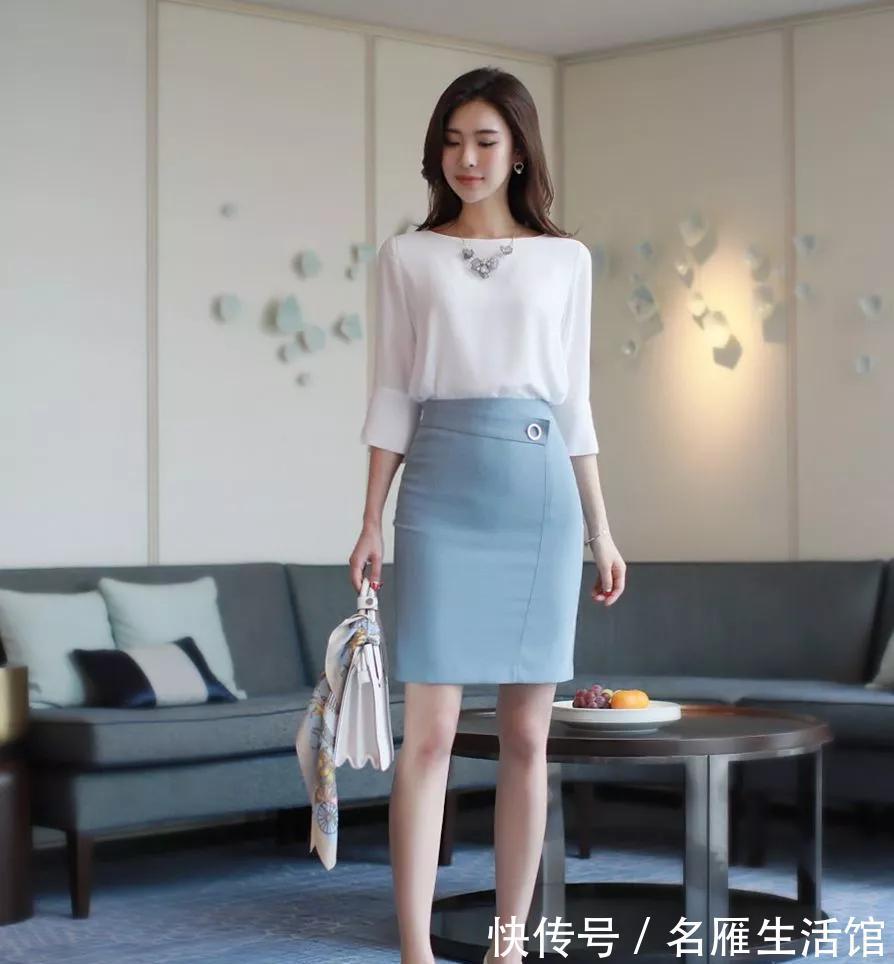 玄色|美女脚上穿搭上一双一字带的黑色凉鞋，十分的浪漫，清爽又自在