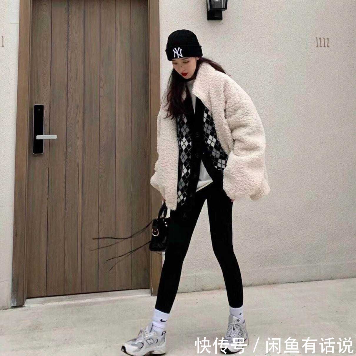 时髦 40岁女人想在冬天赶时髦,就从鲨鱼裤+老爹鞋开始,保暖还显身材