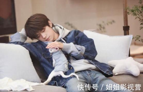 朋友请听好|千玺和何炅谢娜吃饭，谁注意他吃剩下饭渣放哪儿，素养是装不出的