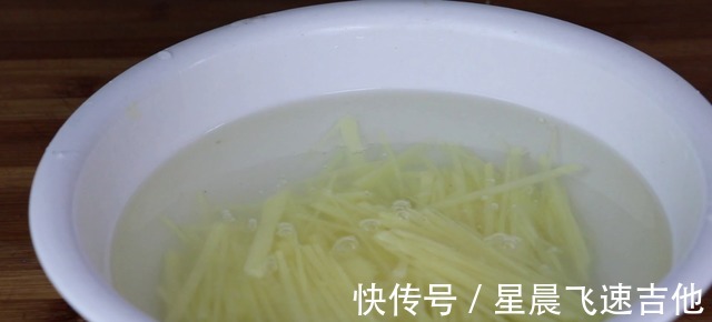 好吃|1个土豆1个胡萝卜,我家一周做5次,做法简单,还特别好吃!