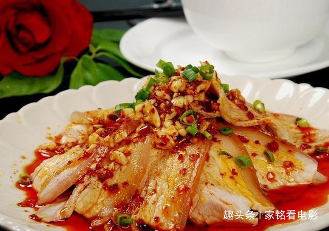 精选美食川香排骨,蒜泥白肉,胡萝卜香菇炖鸡,口水鸡的做法