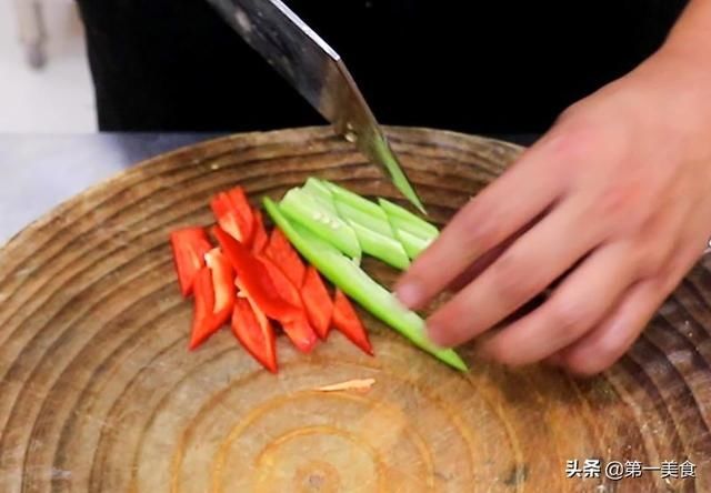 清香|五花肉别再红烧了，试试这道雪梨五花肉，肥而不腻，清香美味