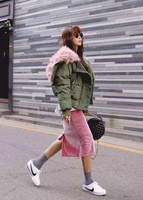  搭配|又到了穿羽绒服的季节，今年流行“穿短不穿长”，时髦保暖又显高