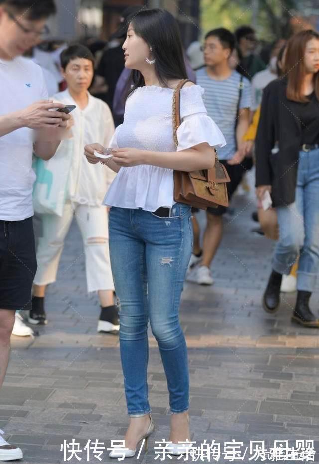 高跟鞋 “一字肩”搭配破洞牛仔裤,清新自然,层次感丰富
