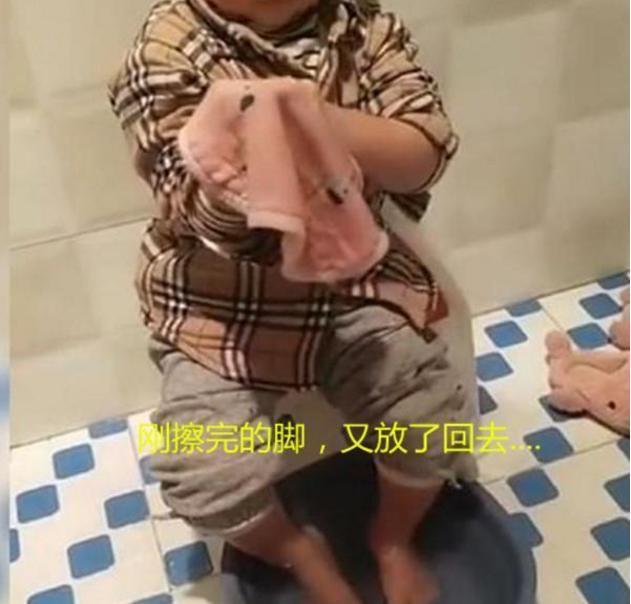 宝宝|宝妈晒孩子洗脚视频,“糊涂宝宝”因此走红,网友:我家的也这样