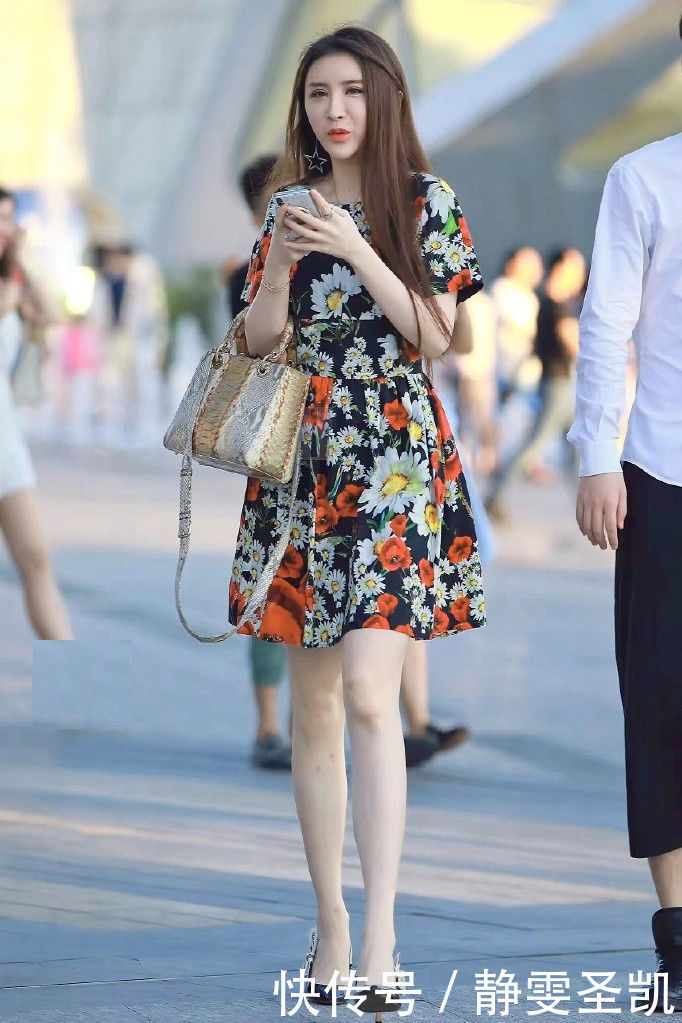 美女街拍时尚干练的小姐姐,简单随性的穿搭,潮流时尚有个性