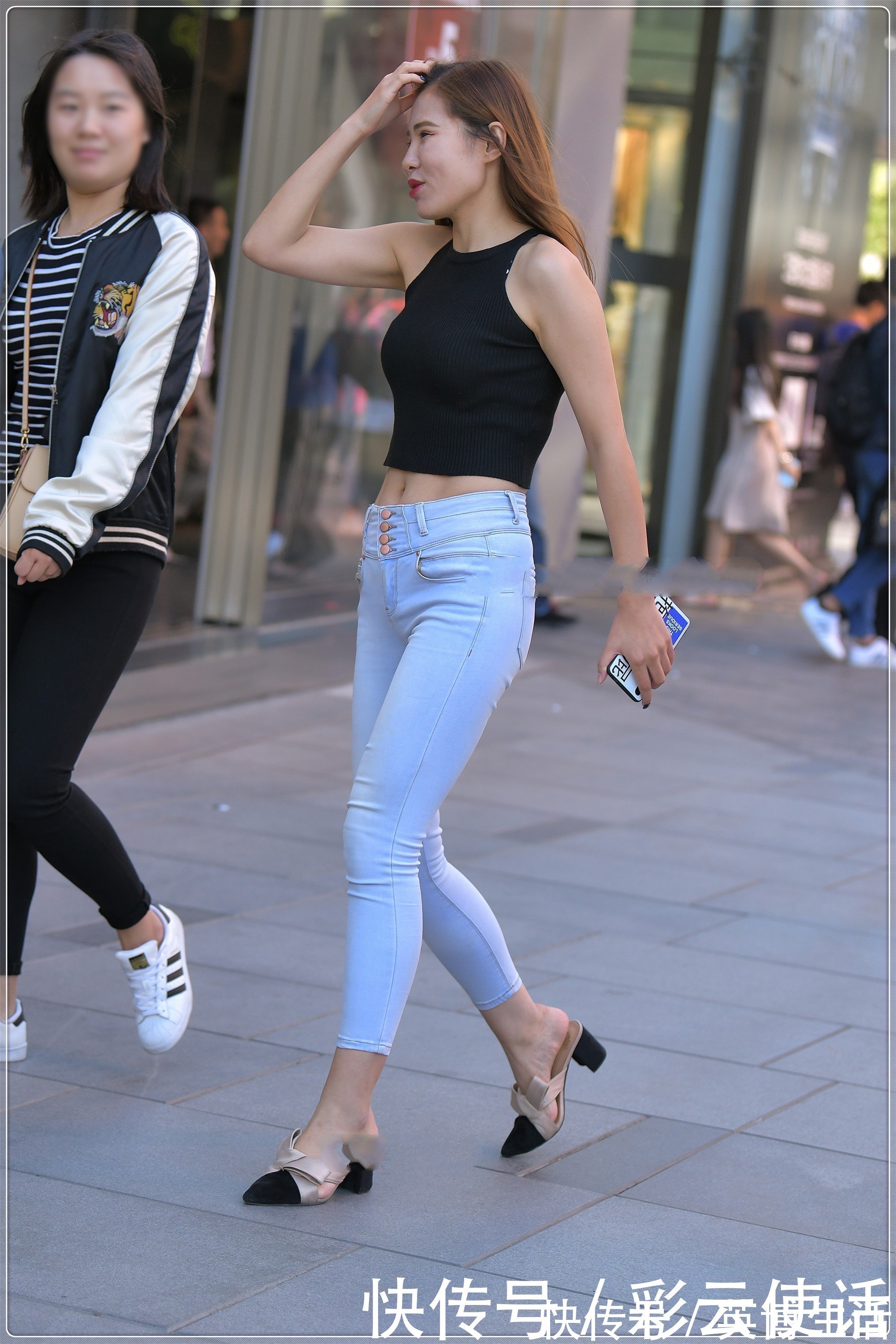 牛仔裤 黑色无袖短款背心搭配浅白色牛仔裤,潮酷有型,御姐范十足