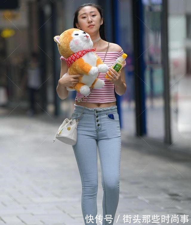 衣服 红白条纹肩外套搭配牛仔裤，清新优雅，充满活力！