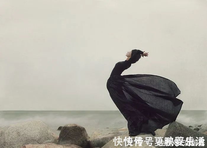 骑自行车|这画面真是绝了,女孩横躺在水里骑自行车,让人看上一眼就忘不了