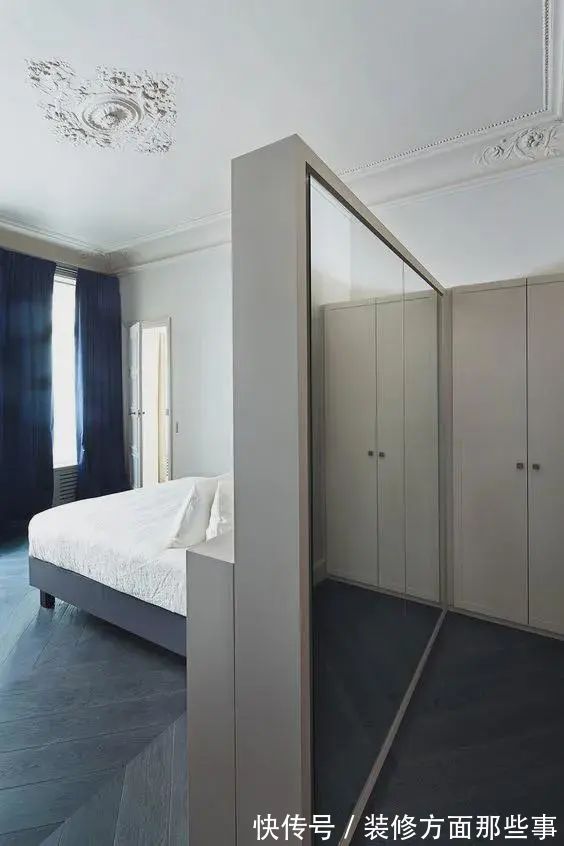 隔断|直到完工,才知道媳妇眼光独到,床头做书房,中间隔断半墙半玻璃