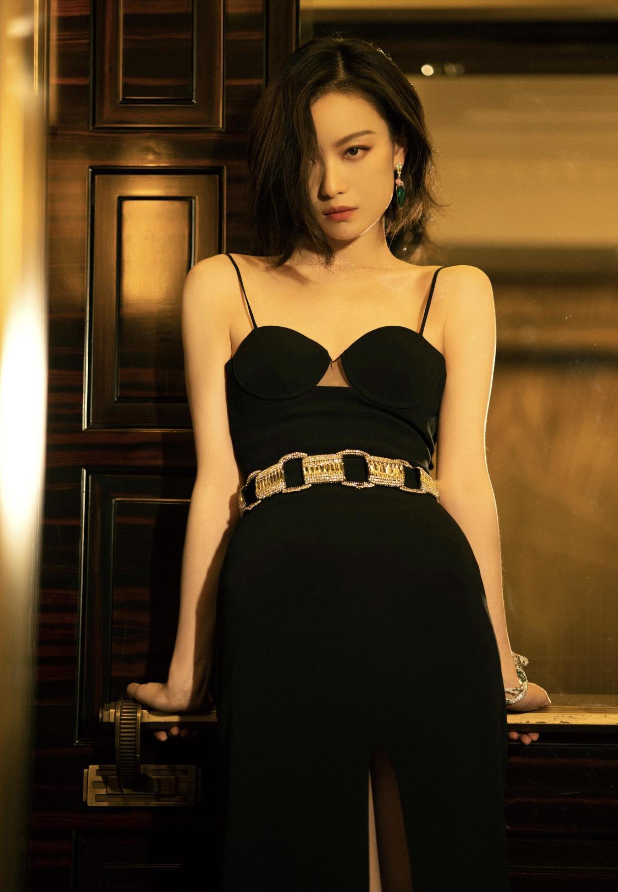 造型|郑合惠子的机场造型清爽洋气,吊带搭配格纹长款,又飒又美