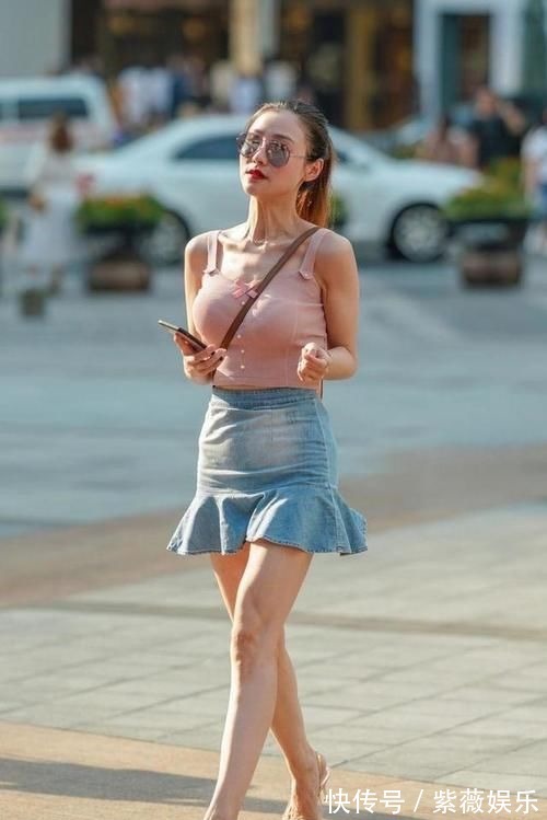 吊带 粉色吊带配高腰牛仔裙,黄色高跟鞋的搭配,美得优雅有气场