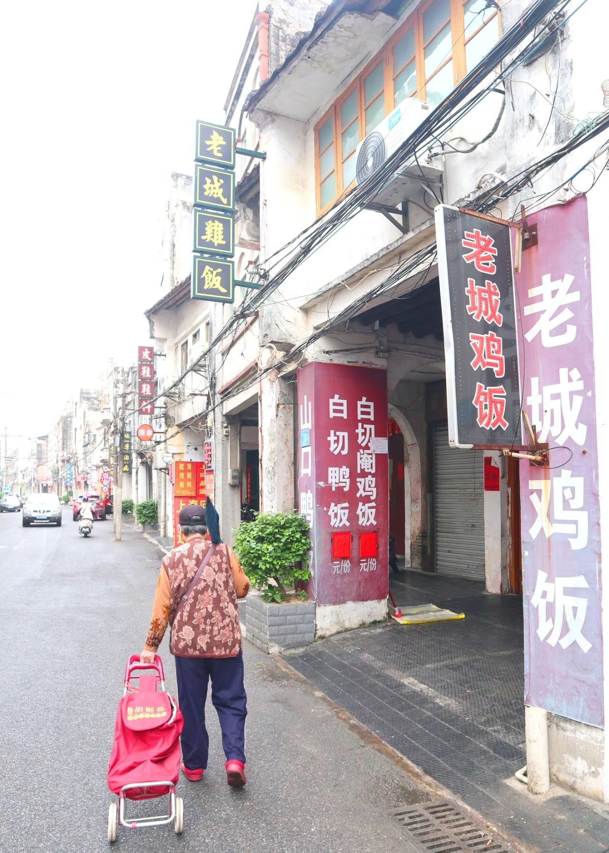 刚到广西北海老街，客栈老板就给了我两记“暴击”，小街藏美食