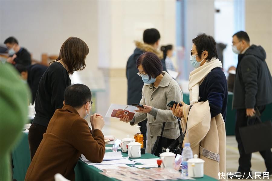 全国政协委员陆续报到