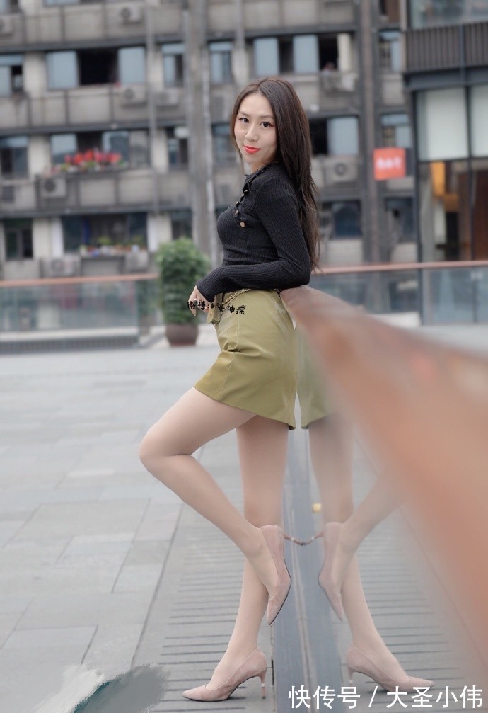 女神|美女街拍：短裙配长袖？不是神经，而是女神