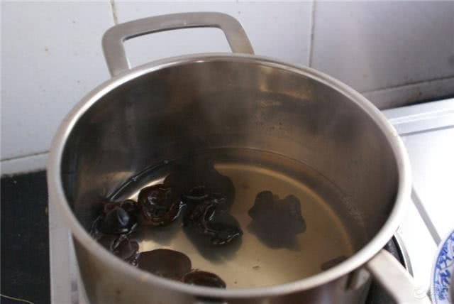 很多人泡木耳的方法都错了,要这样做才对,泡的干净又快!