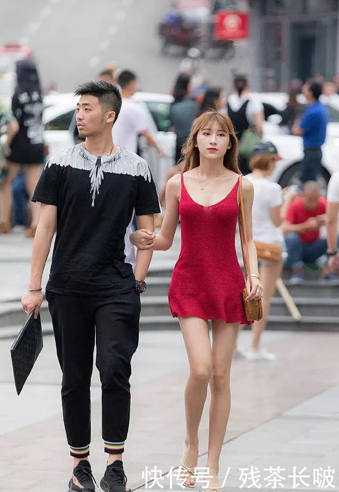 小姐姐脚上搭配了一双黑色的低跟单鞋，穿起来也显得比较有韵味