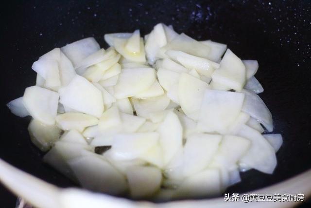 土豆别再炒土豆丝了,这种做法才是孩子最爱的,炒一盘都不够吃
