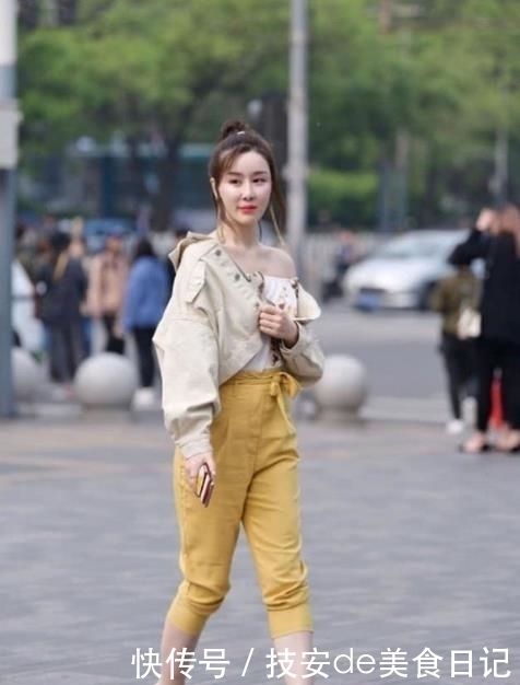 街拍上班族小姐姐穿上黑色高跟凉鞋,和黑丝绝配