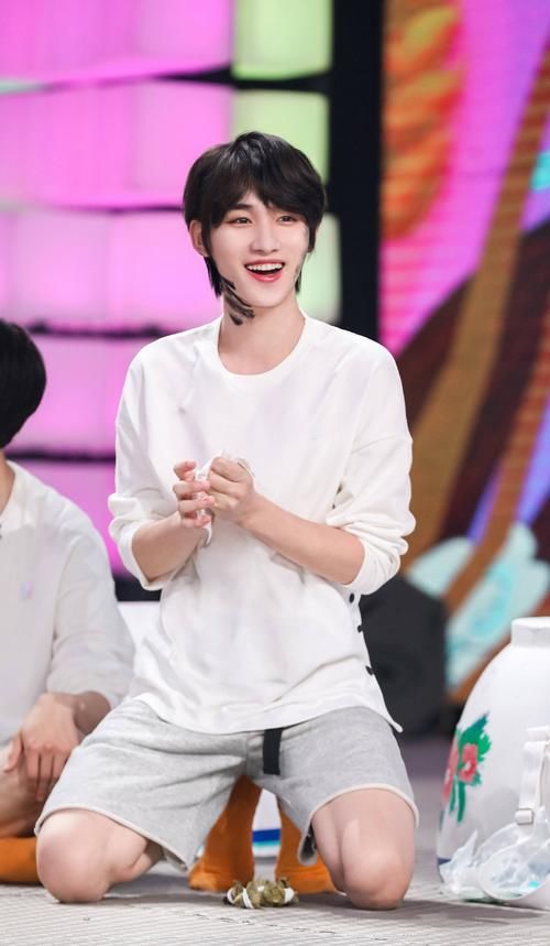 何老師|《快樂大本營》對丁程鑫的實力寵愛，閉關缺席錄制準備禮物，高考前發博祝福