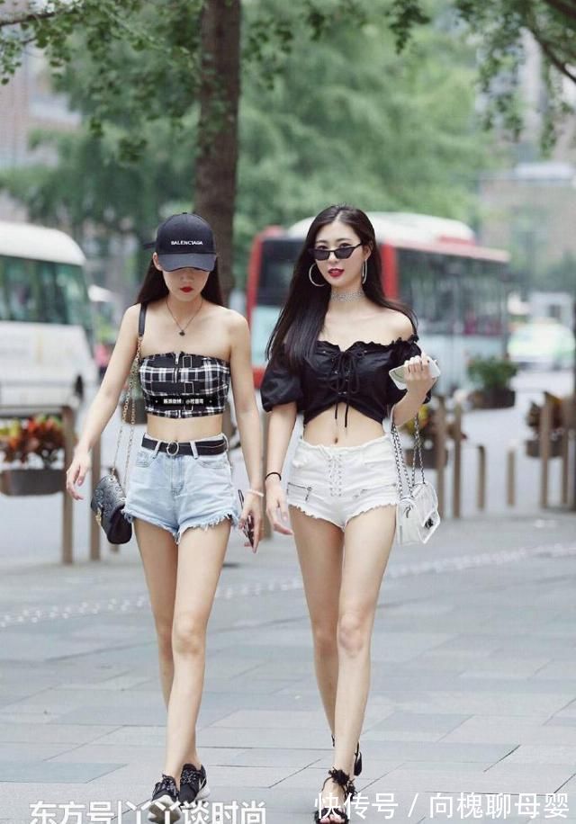 双胞胎|双胞胎眼光真不错,同穿一件短裤,左边的更魅力十足吧