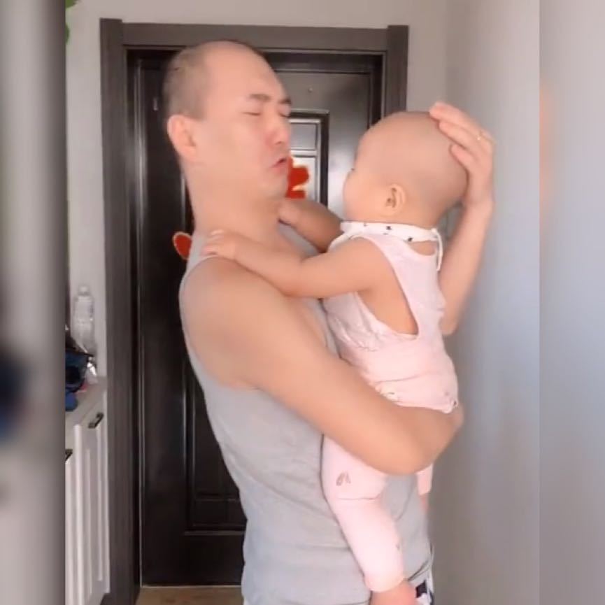 孩子|亲爸抱娃在家散步，用手敲了一下门，孩子听声音，我怕是磕着了