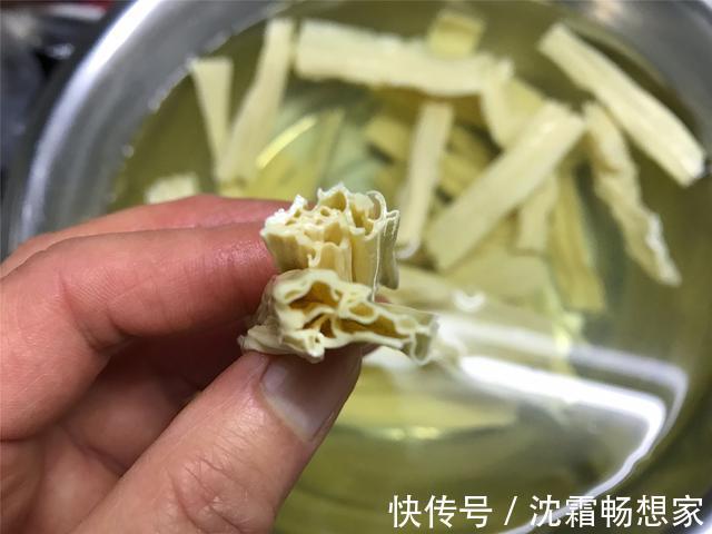 泡腐竹时,用开水还是用冷水,教你小窍门,30分钟发好,不夹生