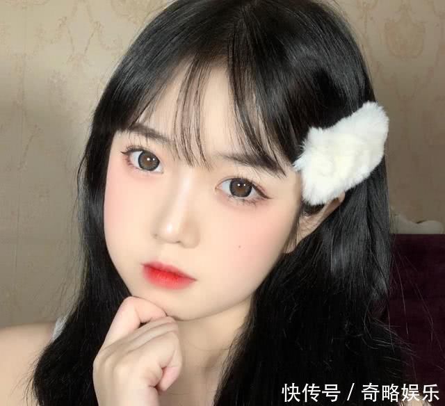 脸大却很漂亮的女生,这几点太明显,难怪不遮脸也有高颜值