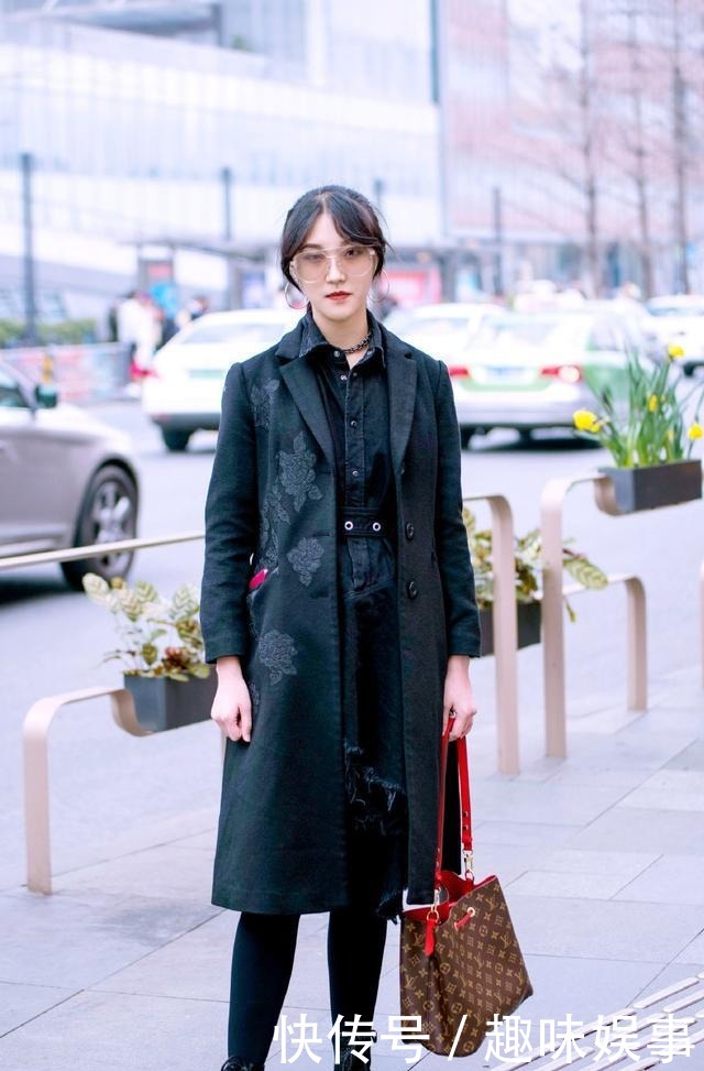 简约|时尚小姐姐穿着简约的外套搭配服饰,百搭不挑人仍然很有时尚气息