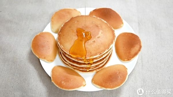 不用烤箱，平底锅就能做出松软如蛋糕的松饼，简单到没朋友