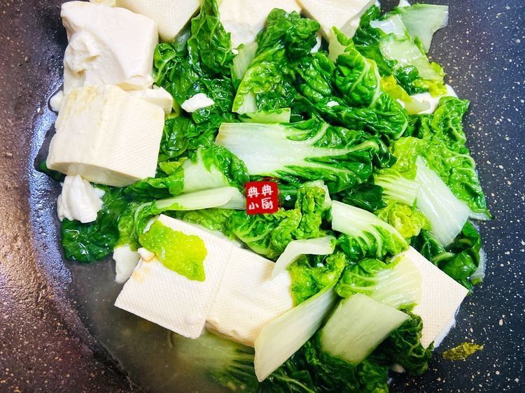 天说冷就冷了,来一锅热乎乎的白菜豆腐,很暖心