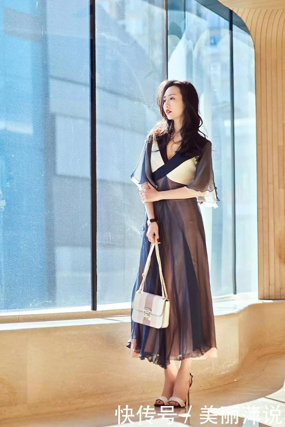 美女街拍高跟鞋搭配紧身裤，让女性显得更加的有韵味